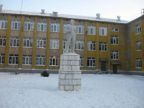 Памятник В.И.Ленину перед школой №4